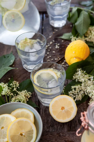 Limonada casera hecha con sirope de flor de saúco — Foto de Stock
