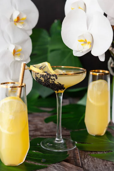 Cocktail exótico com orquídeas — Fotografia de Stock