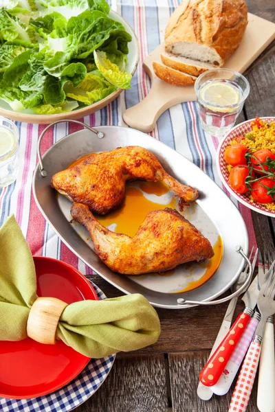 Жареная курица с салатами — стоковое фото