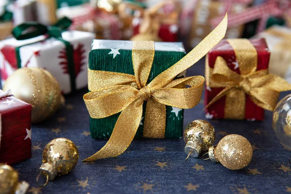 Coloridos pequeños regalos de Navidad — Foto de Stock