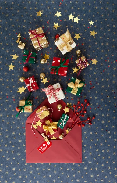 Kleine feestelijke cadeautjes voor Kerstmis — Stockfoto