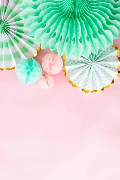 Rosa Hintergrund mit Party-Dekorationen — Stockfoto