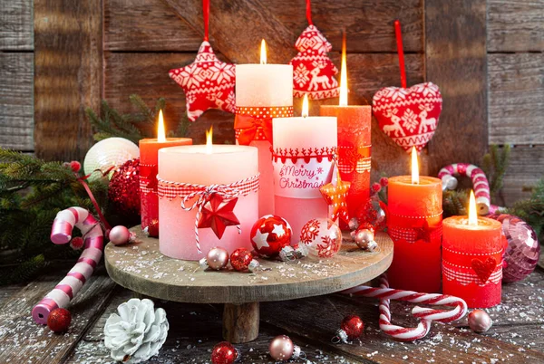 Candele colorate e decorazioni festive — Foto Stock