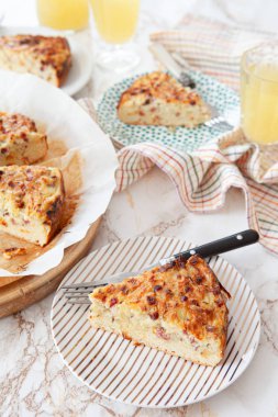 Ev yapımı soğanlı kek.