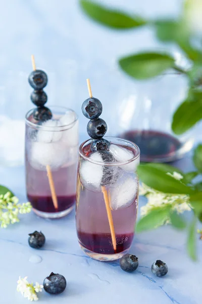 Cocktail Gelado Com Mirtilos Flores Flores — Fotografia de Stock