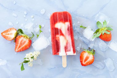 Çilekli ve kremalı ev yapımı dondurma.