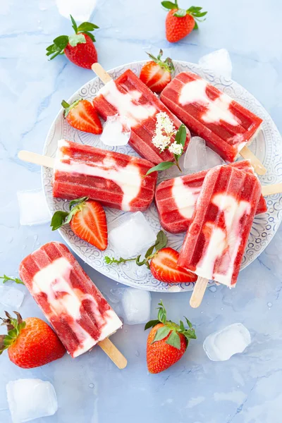 Homemade Ice Cream Popsicles Strawberries Cream — Stock Photo, Image