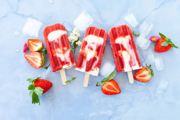 Ghiaccioli Fatti Casa Con Fragole Panna — Foto Stock