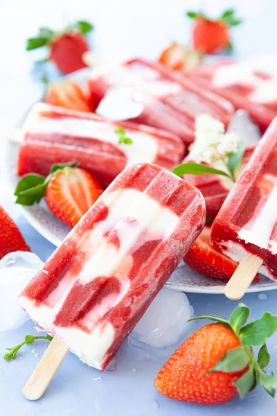 自制冰淇淋 冰棍配草莓和奶油 — 图库照片
