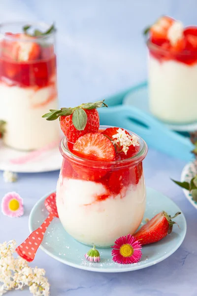 Dessert Crémeux Dans Bocal Aux Fraises Fraîches — Photo