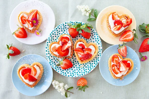 Kleine Hartvormige Taart Met Verse Aardbeien Room — Stockfoto