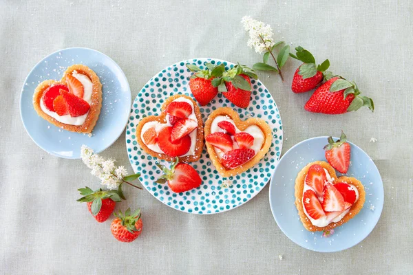 Bolinho Forma Coração Com Morangos Frescos Creme — Fotografia de Stock