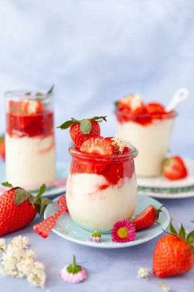 奶油甜点在一个有新鲜草莓的罐子里 — 图库照片
