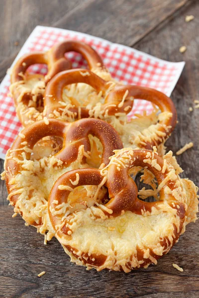 Deliziosi Pretzel Morbidi Con Formaggio Uno Sfondo Legno — Foto Stock