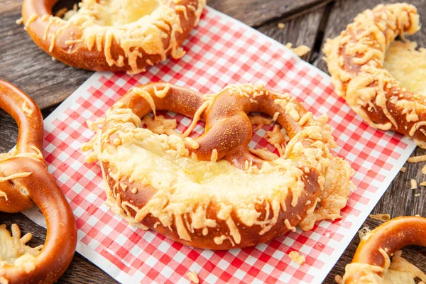 Deliziosi Pretzel Morbidi Con Formaggio Uno Sfondo Legno — Foto Stock