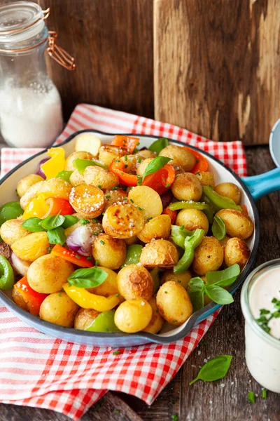 Gebakken Aardappelen Met Paprika Een Gietijzeren Koekenpan — Stockfoto