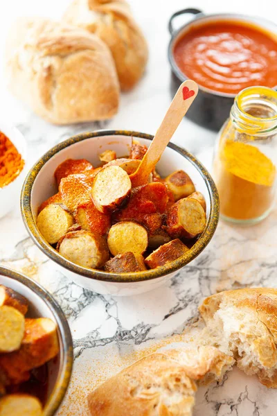 Leckere Bratwurst Mit Würziger Tomaten Curry Sauce — Stockfoto
