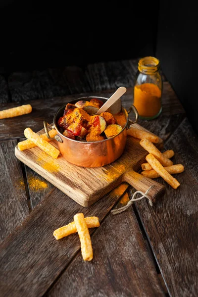 Heerlijke Braadworst Met Een Pittige Tomatensaus — Stockfoto