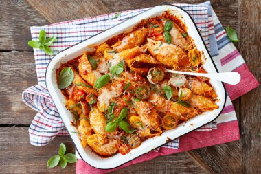 Ev yapımı domates soslu kabuklu makarna, parmesanlı fırında.