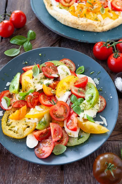 Kleurrijke Capresesalade Van Verse Tomaten Mozzarella Kaas — Stockfoto