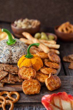 Krem peynirli, krakerli ve fındıklı peynir tabağı