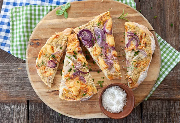 Flammkuchen Casă Ceapă Roșie Smântână — Fotografie, imagine de stoc