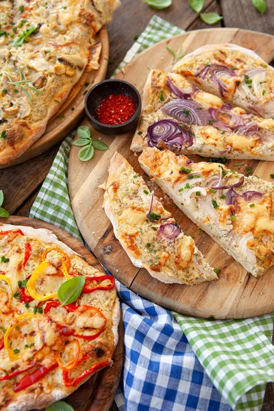 Hausgemachter Flammkuchen Mit Roten Zwiebeln Und Saurer Sahne — Stockfoto