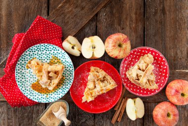 Kırmızı tabakta nefis ev yapımı elmalı turta.