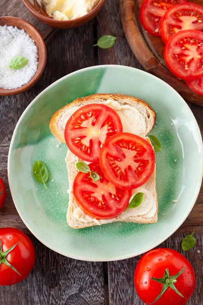 Sandwich Abierto Con Tomates Frescos Albahaca — Foto de Stock