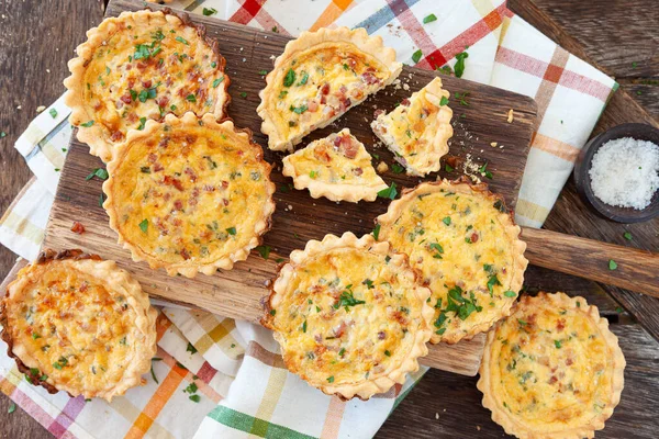 Mini Quiche Com Pedaços Ovo Bacon — Fotografia de Stock