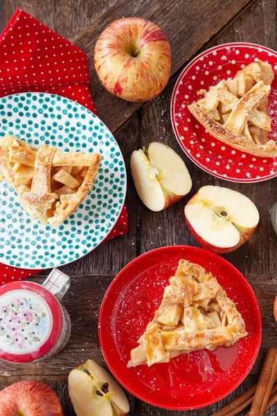 Delicious Homemade Apple Pie Red Plate — Stock Photo, Image