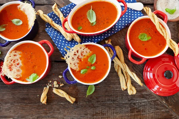 自家製トマトスープにパルメザンクラッカー — ストック写真