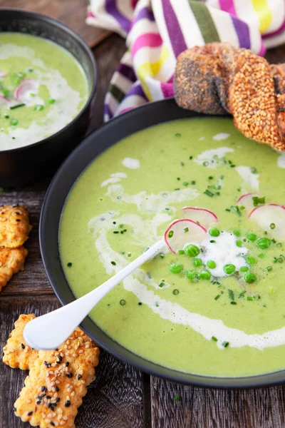 新鮮な大根とハーブとハーティ自家製エンドウ豆のスープ — ストック写真