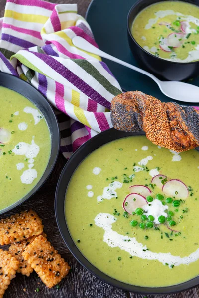 新鮮な大根とハーブとハーティ自家製エンドウ豆のスープ — ストック写真