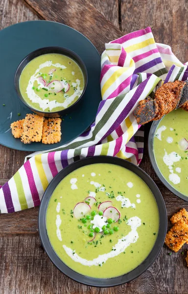 Sopa Guisantes Casera Abundante Con Rábano Fresco Hierbas — Foto de Stock