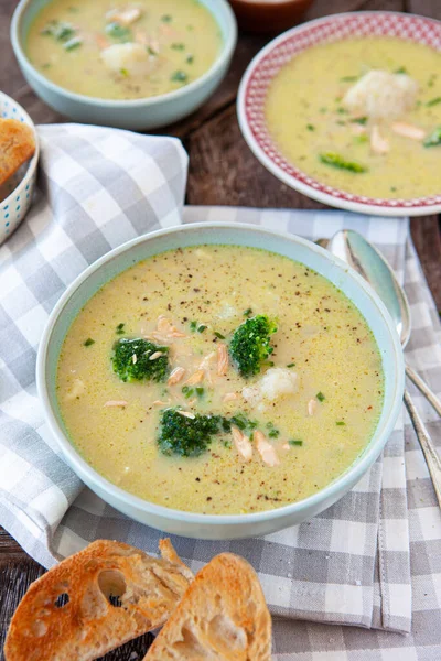 Hjärtlig Broccoli Och Blomkålssoppa Med Rostade Mandlar — Stockfoto