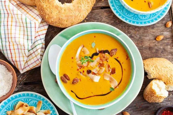 ローストココナッツフレークとスパイシーなビーガンカボチャのスープ — ストック写真