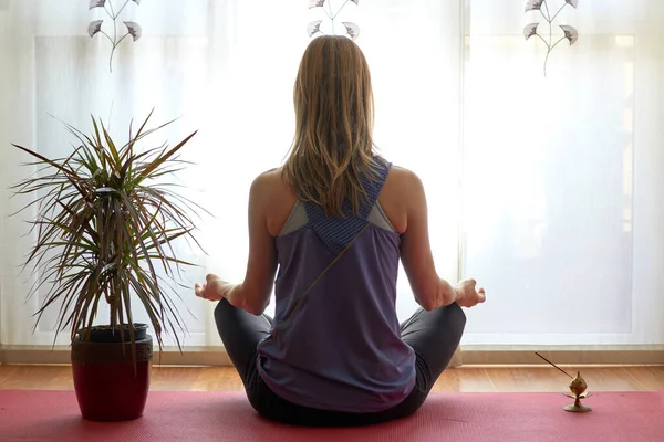Kadın evde meditasyon yapıyor, meditasyon yapıyor..