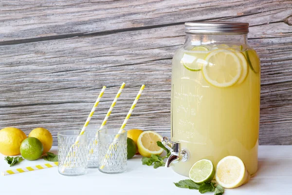 Limonata Fresca Con Limoni Lime Nel Distributore Bevande — Foto Stock
