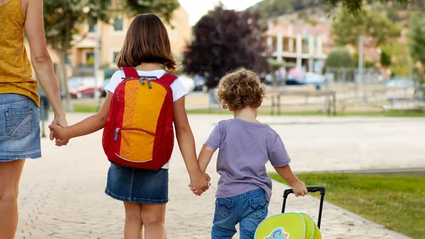 Madre Alumna Niños Tomados Mano Yendo Escuela Primera Clase Con — Foto de Stock