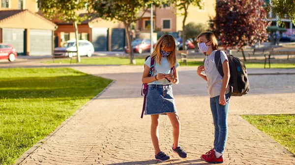 Due Bambini Che Tornano Scuola Durante Pandemia Covid Bambino Della — Foto Stock