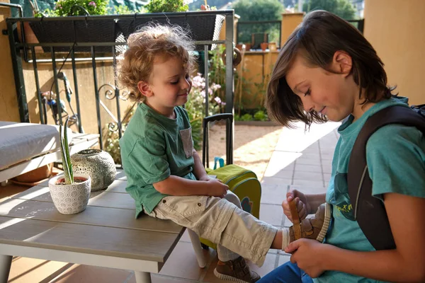 Niño Ayudando Hermano Atar Los Zapatos Preparándose Para Escuela Niño — Foto de Stock