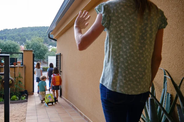 Niños Saliendo Casa Para Escuela Madre Despidiéndolos Entrada — Foto de Stock