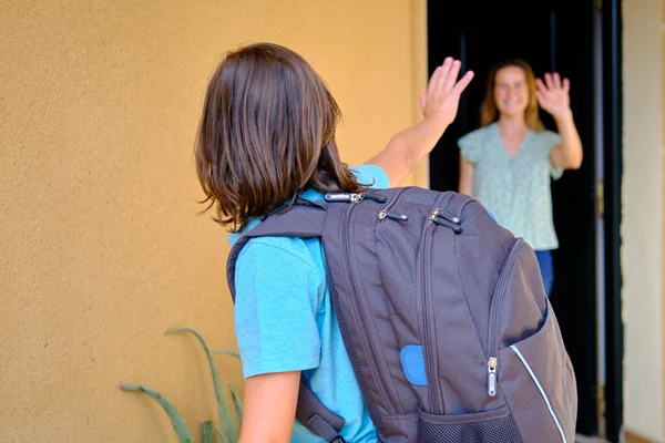 Madre Hijo Diciendo Adiós Puerta Chico Yendo Escuela — Foto de Stock