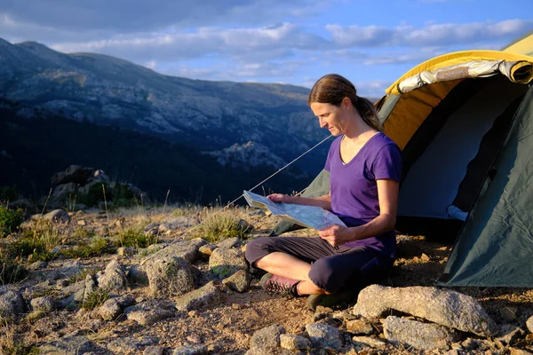 Camping Kvinna Tittar Karta Med Telefonen Handen — Stockfoto