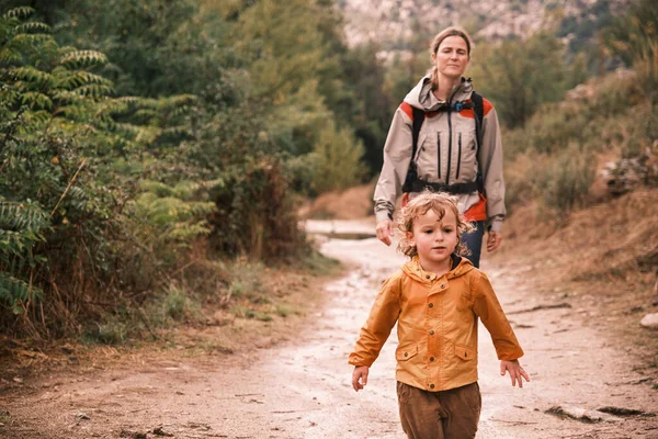 Madre Hijo Caminando Por Camino Día Lluvioso Vista Frontal — Foto de Stock