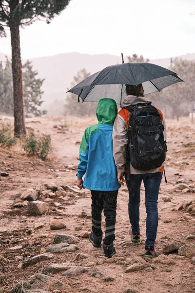 Madre Hijo Caminando Bajo Lluvia Naturaleza Vista Trasera — Foto de Stock