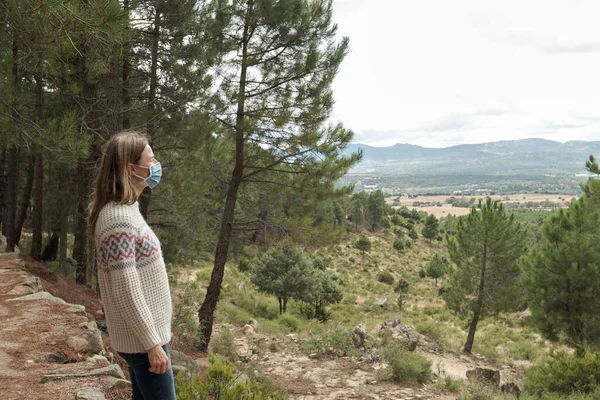 Vista Lateral Una Mujer Con Los Ojos Cerrados Una Máscara — Foto de Stock