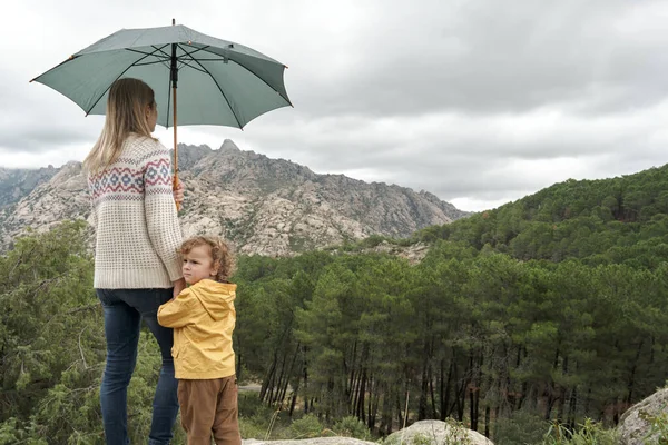 Madre Hijo Con Paraguas Campo Día Otoño — Foto de Stock