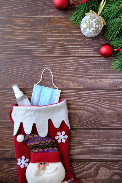 Noel Baba ile Noel Çorabı Tıbbi maske ve alkollü jel.